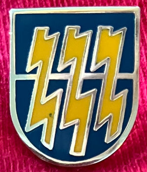 12th Special forces Army Airborne Pin on a blue background, on a pink textured surface